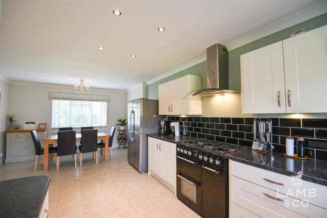 KITCHEN/DINER: