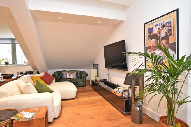 3 bed Flat for sale Image 12