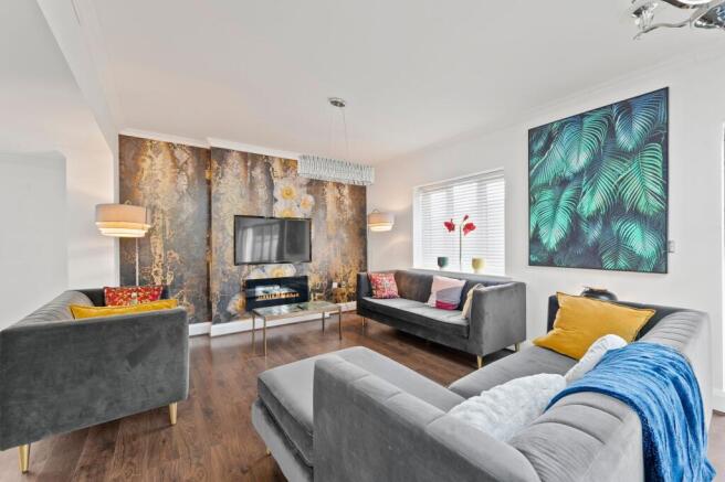 5 bed Detached for sale Image 4