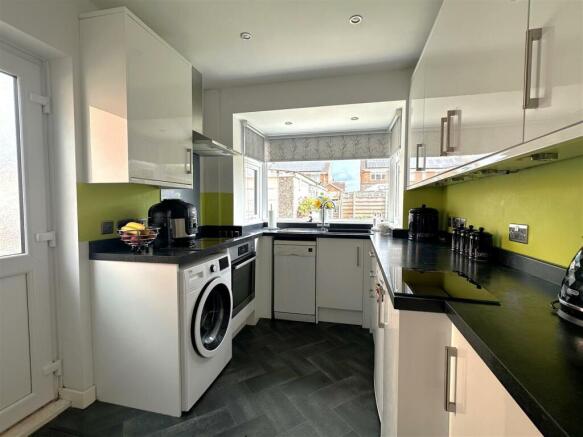 new kitchen 1.jpg