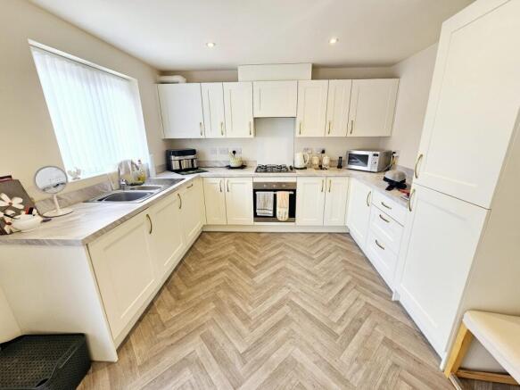 4 bed Detached for sale Image 4