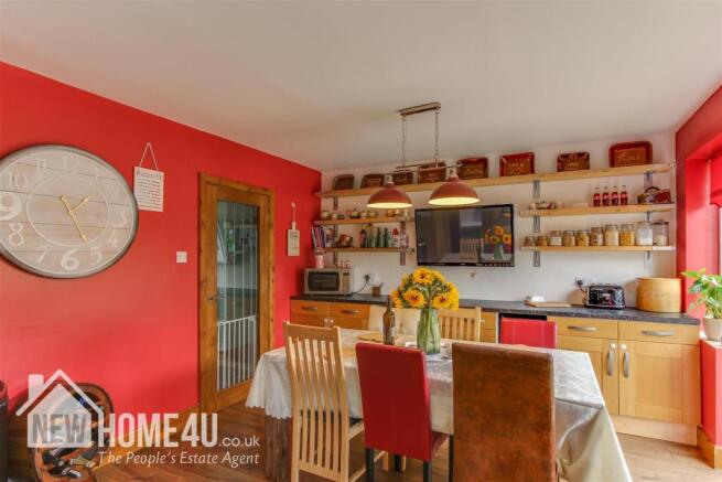 KITCHEN/ DINING: