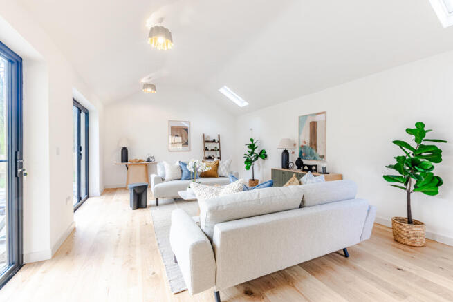 5 bed Detached for sale Image 4