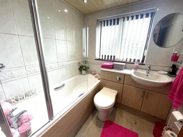 FAMILY BATHROOM
