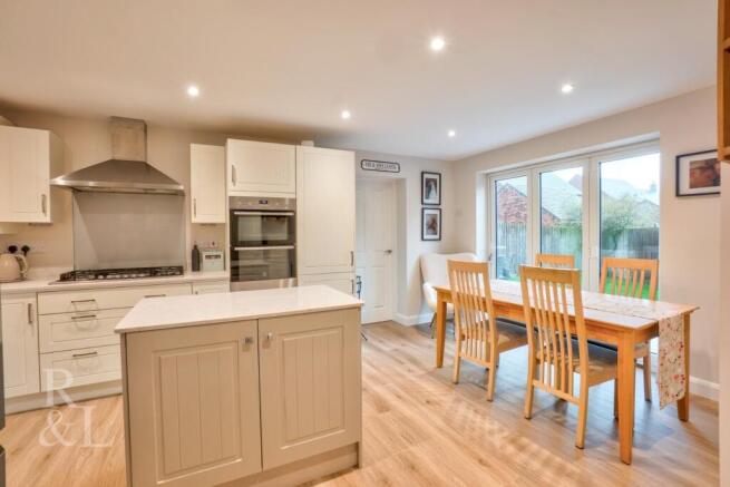 21 Dennis Way (11).jpg