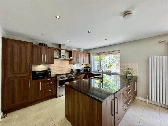 4 bed Detached for sale Image 8