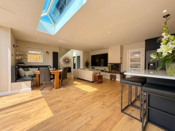 4 bed Semi-Detached Bungalow for sale Image 7