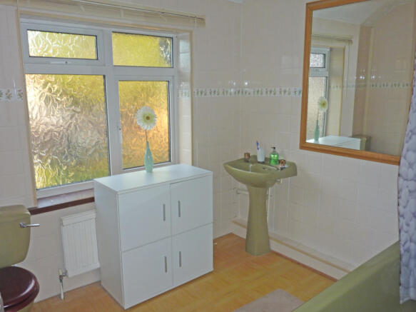 UPSTAIRS BATHROOM/WC