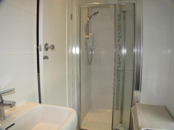 En-suite to Bed 2