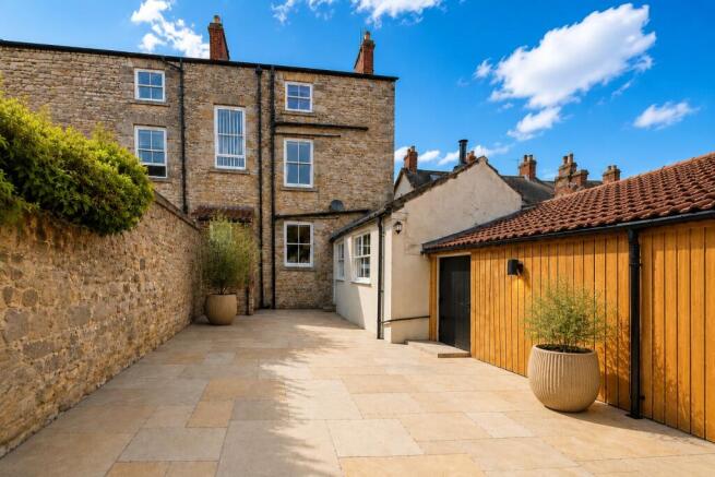 5 bed Town House for sale Image 7