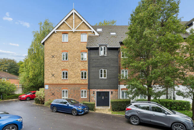2-bed flat on Wye Gardens, High Wycombe, £210,000