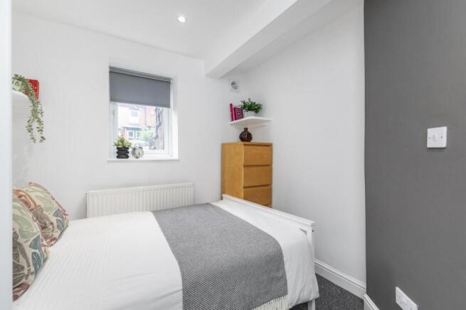 5 bed House to rent Image 12