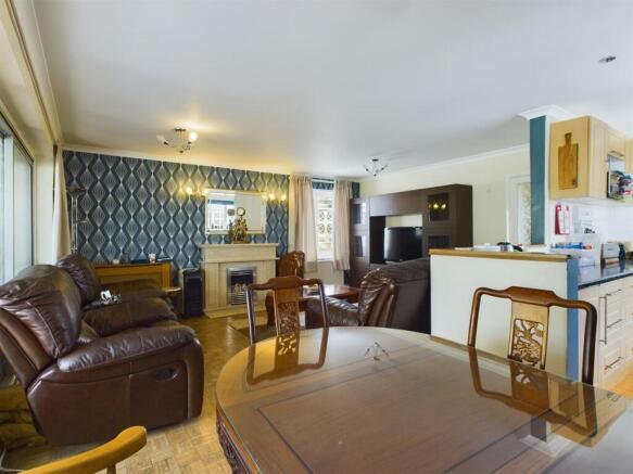 Lounge/Dining/Kitchen