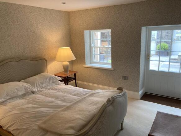 5 bed Detached for sale Image 8