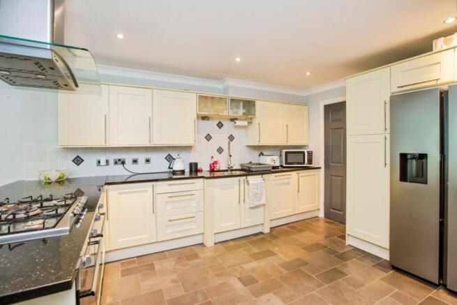 6 bed Detached for sale Image 5