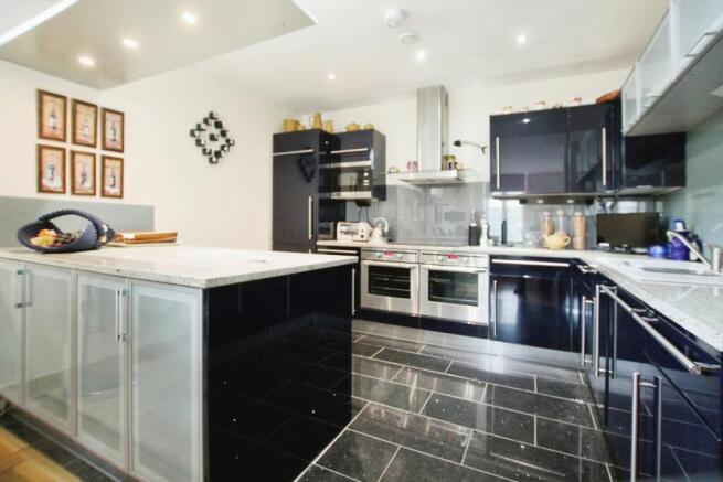 2 bed Apartment to rent Image 4