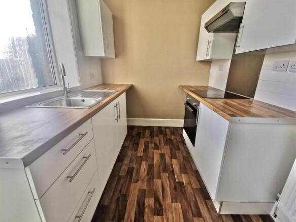 2 bed Terraced to rent Image 4