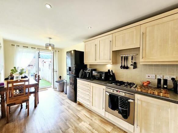 4 bed Semi-Detached for sale Image 4