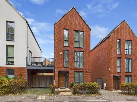 3-bed detached on Cane Hill Drive, Coulsdon, £599,950