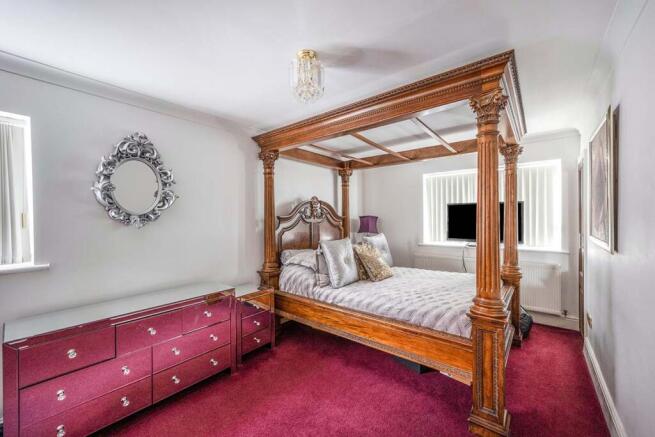 5 bed Detached for sale Image 11