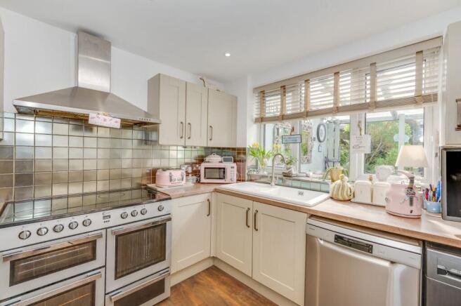 5 bed Detached for sale Image 8