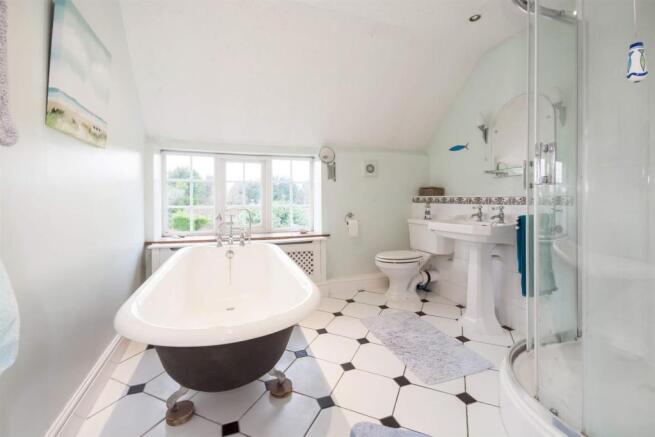 EN SUITE 4-PIECE BATHROOM