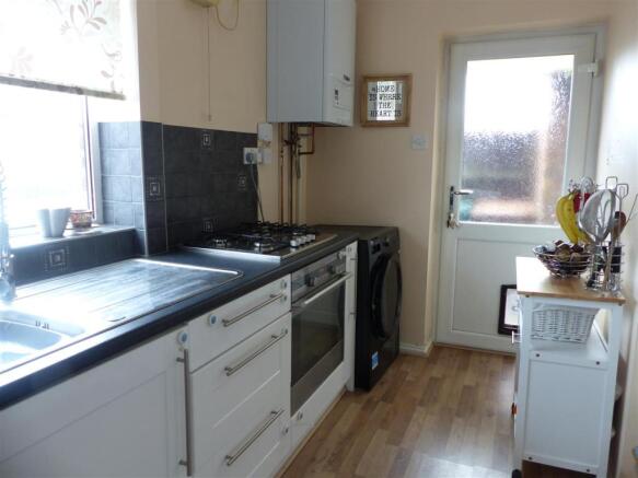 KITCHEN 2.JPG