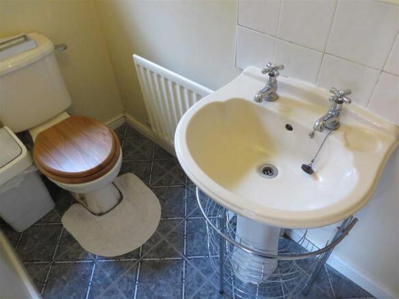 EN-SUITE SHOWER ROOM