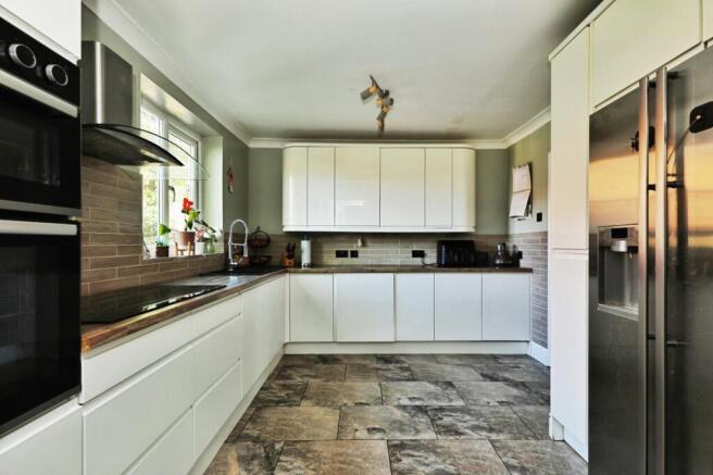 4 bed Detached for sale Image 4