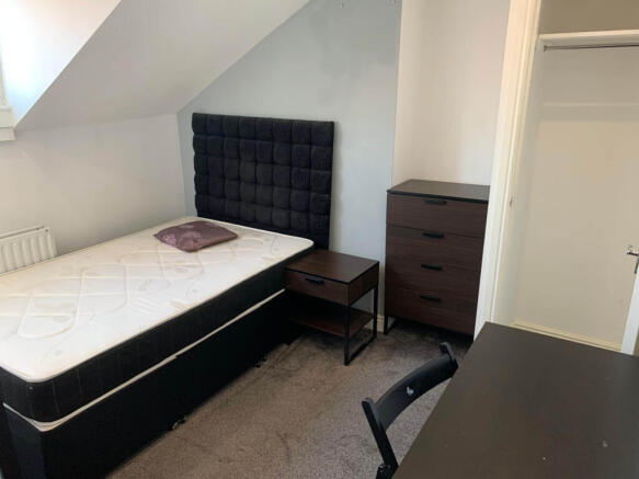 4 bed House to rent Image 5
