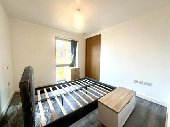 2 bed flat to rent Rathbone Market, London E16