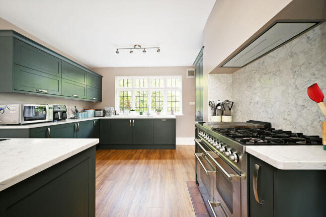 7 bed Detached for sale Image 12