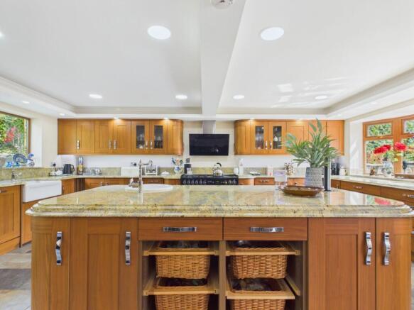 Kitchen & Dining