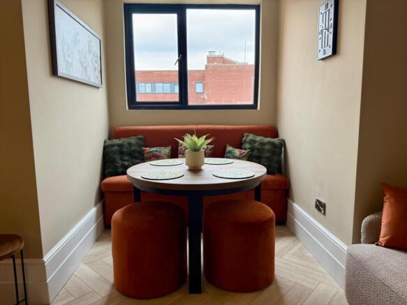 2 bed Flat to rent Image 12