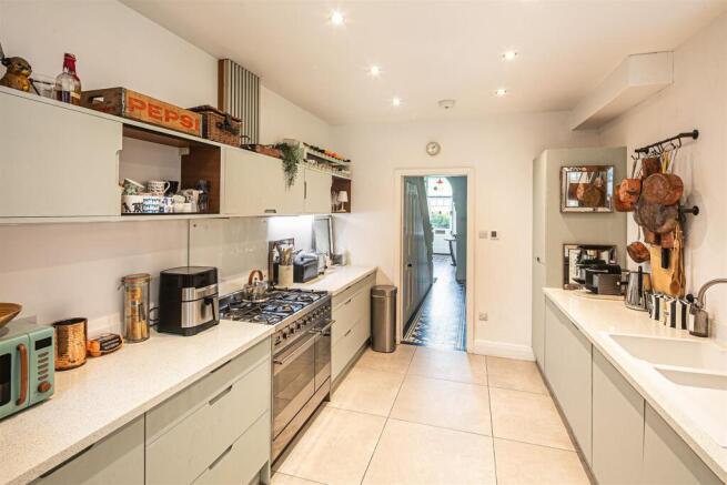 5 bed Terraced for sale Image 11