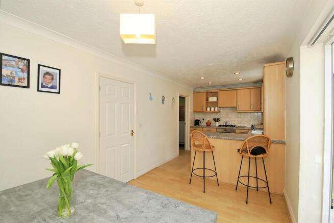 Ford Close, Yaxley, Peterborough photo 4