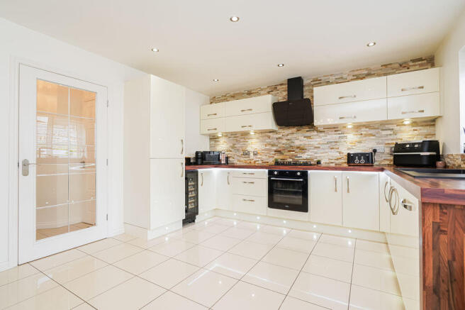 4 bed Detached for sale Image 5