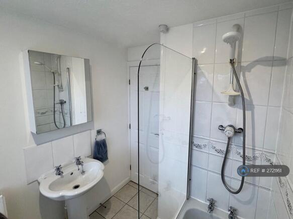 Main Bathroom (Angle 1)
