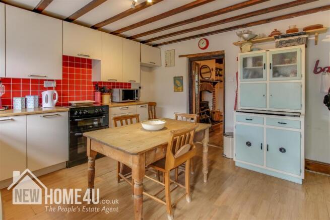 KITCHEN/ BREAKFAST ROOM: