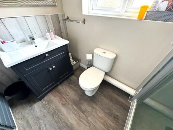 EN-SUITE SHOWER