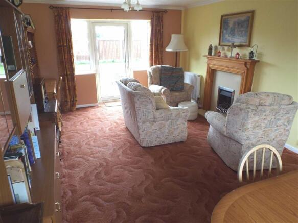 LIVING ROOM: