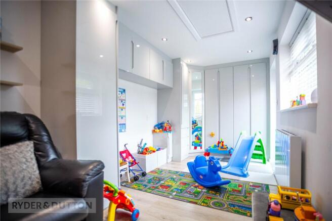 Bed 5/Play Room