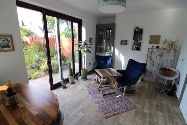 KITCHEN/DINING ROOM