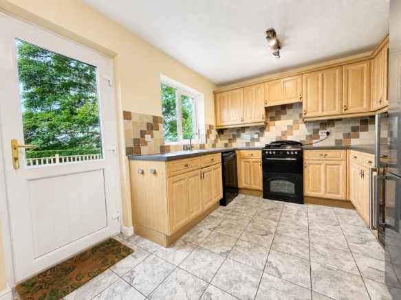 5 bed Detached for sale Image 7