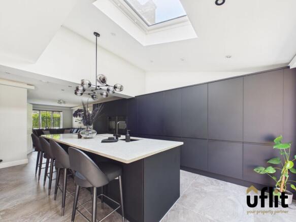 5 bed Detached for sale Image 11