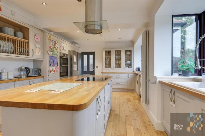 4 bed Detached for sale Image 8