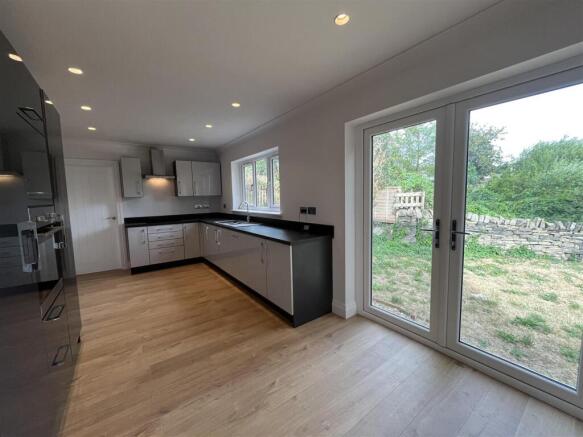 4 bed Detached for sale Image 11