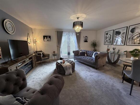 LOUNGE & DINING AREA