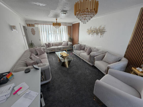 3 Bedroom 2 Reception property in Edgware HA8 photo 4