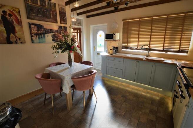 Kitchen2.JPG
